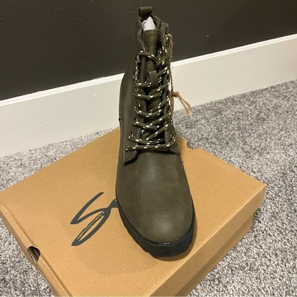 SEVEN7 Women's Flatiron Lug Sole Boots - Picture 11 of 14